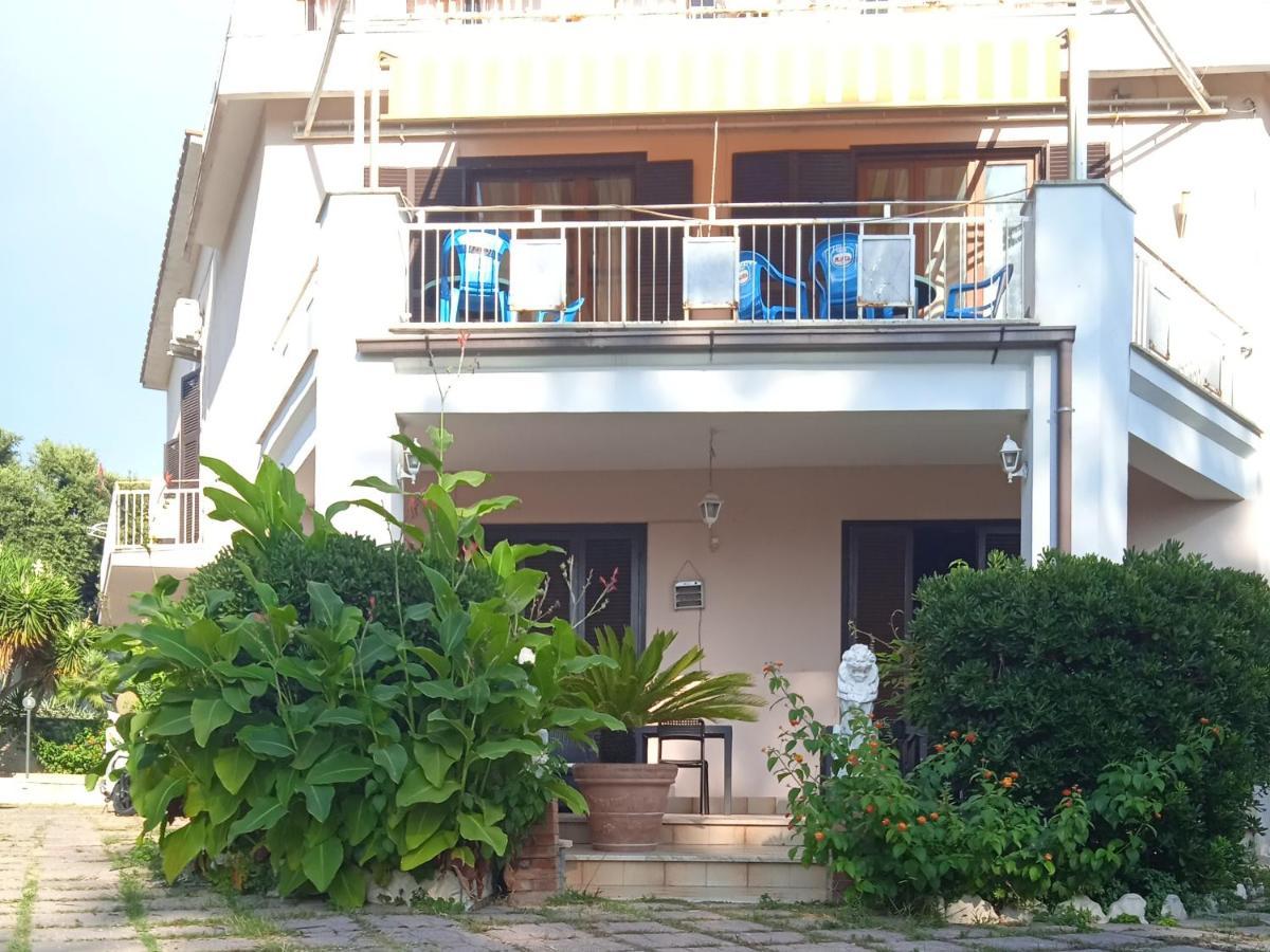 I Tre Leoni Affittacamere Civitavecchia Exterior foto